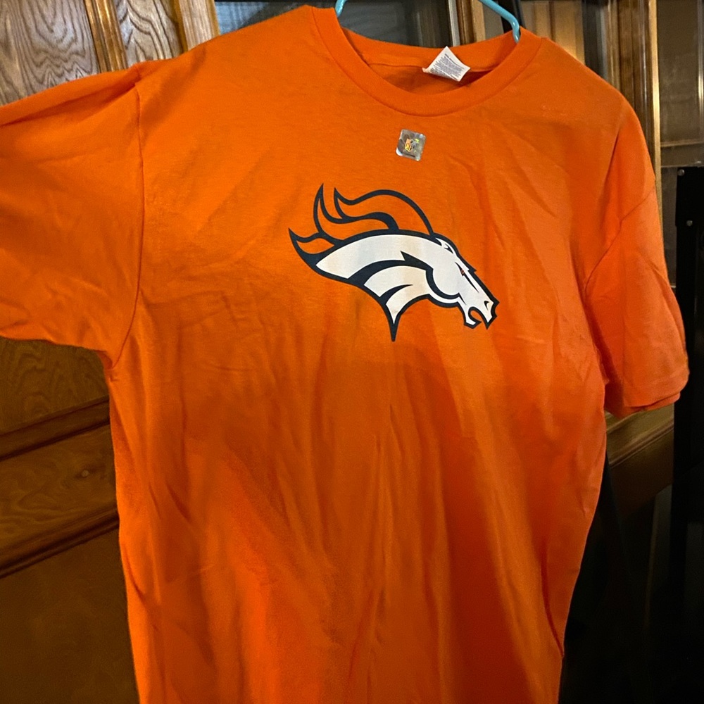 NWOT Men’s xl Denver Broncos t shirt